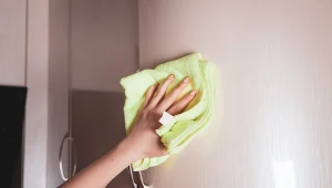 Mycie matowych mebli kuchennych. Skuteczny sposób na ślady palców i smugi