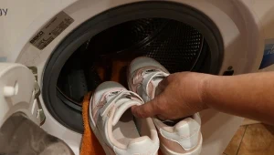 Jak prać buty, by się nie zniszczyły? Od lat mam na to jeden sposób