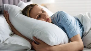 Często poprawiasz poduszkę w nocy? Fizjoterapeuta: ciało próbuje ci coś powiedzieć