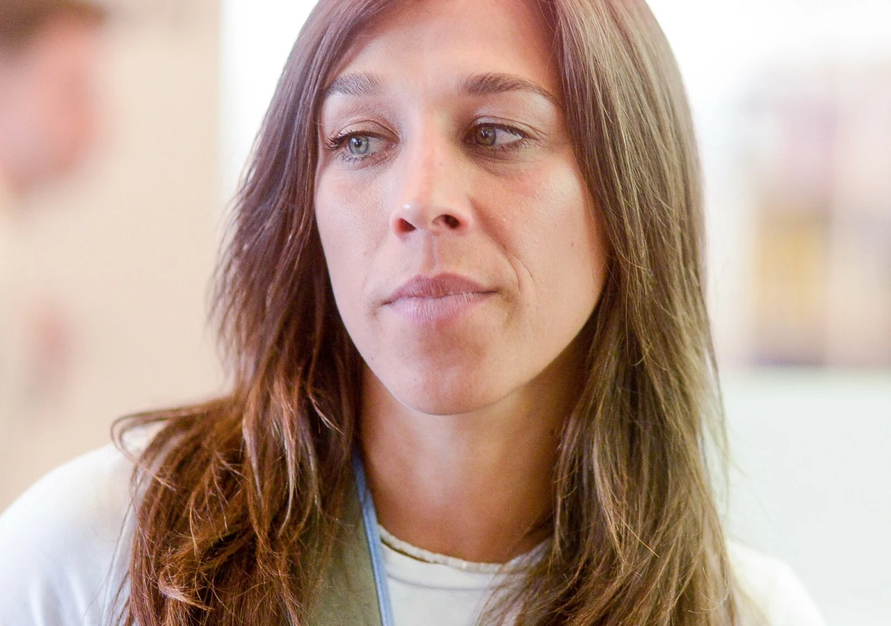 Joanna Jędrzejczyk Joanna Jędrzejczyk, uczestniczka 19. edycji programu "Taniec z gwiazdami", w jasnej bluzce, patrzy w bok.
