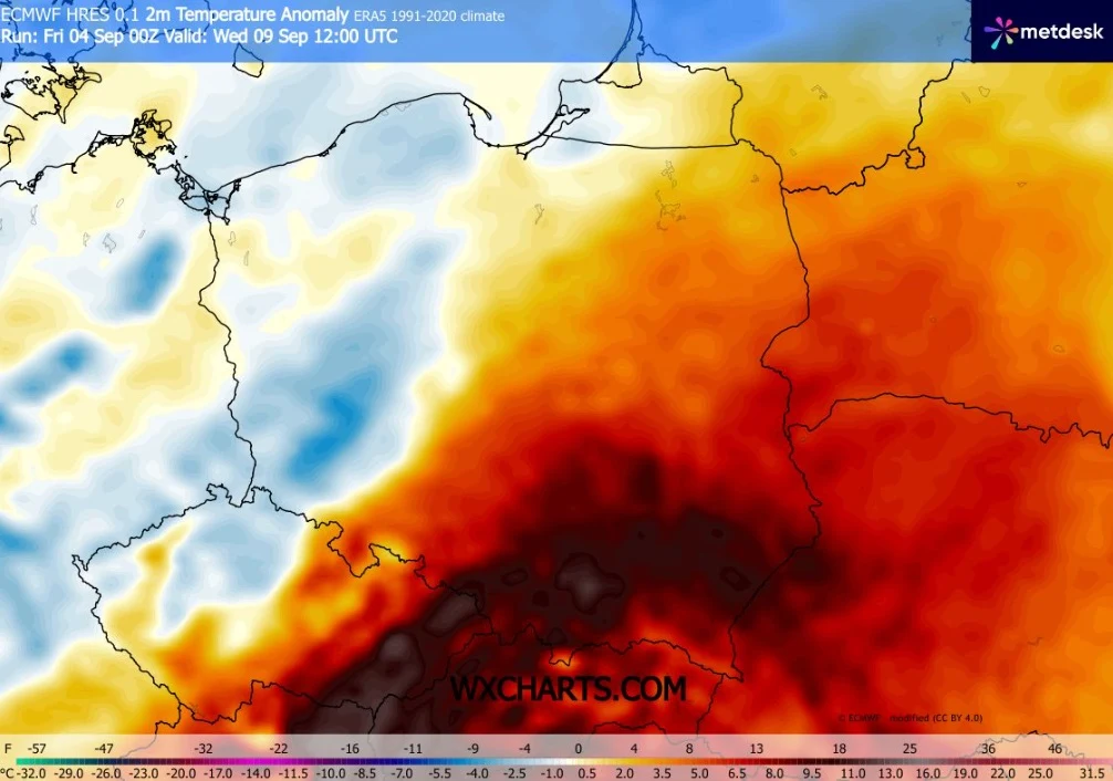 Mapa Europy Środkowej ukazująca silny kontrast anomalii temperatury, z wyraźnie wyższymi wartościami termicznymi obejmującymi większość Polski i krajów sąsiednich, oznaczonymi odcieniami czerwieni i pomarańczu, podczas gdy zachodnia część kontynentu po...