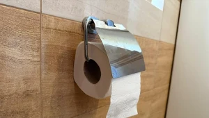 Wieczny spór o papier toaletowy. 135 lat temu pokazano, jak go założyć