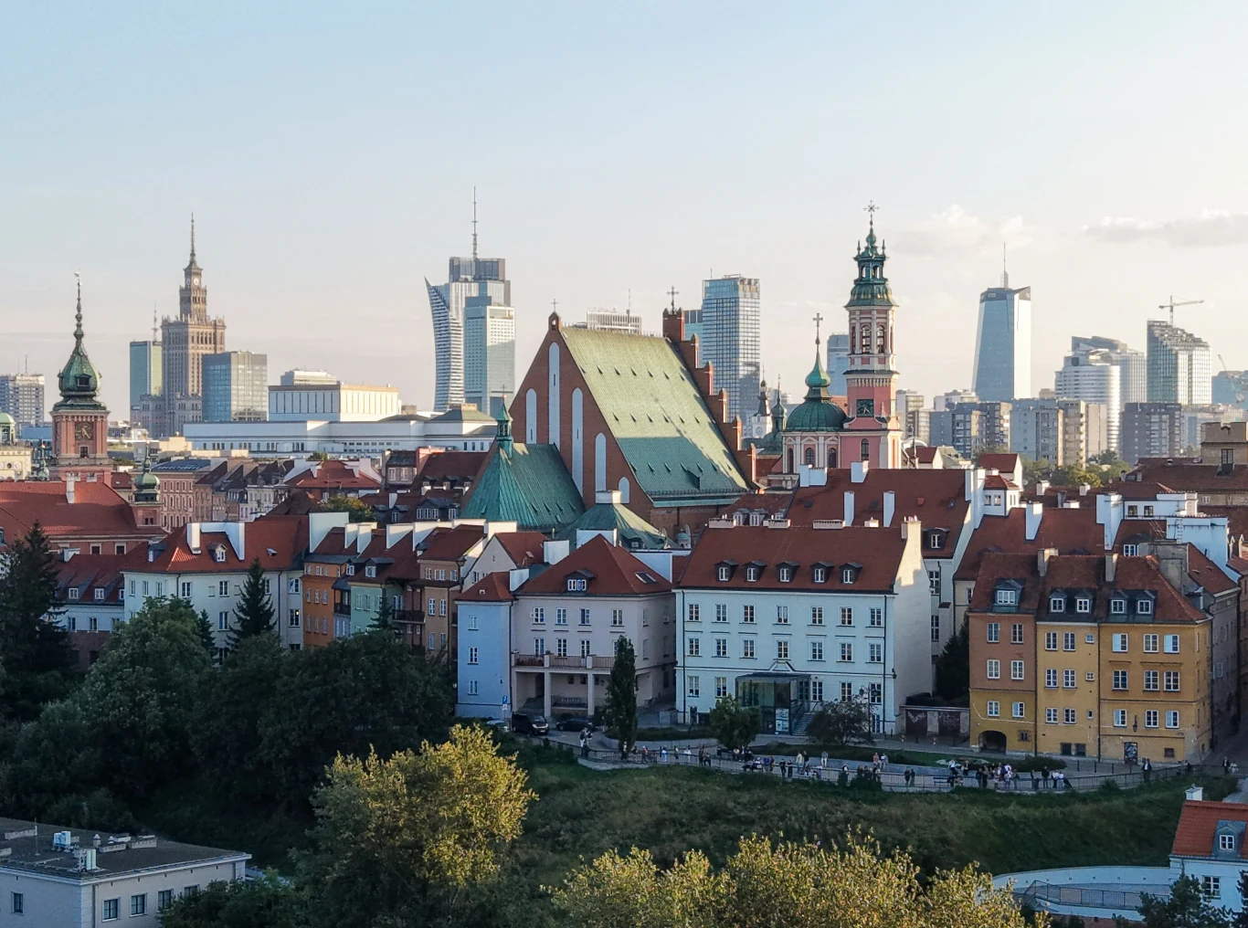 Włoch spędził niemal dwa lata w Polsce. Mówi o tym, czego zazdrości Polakom Panorama Warszawy z czerwonymi dachami Starego Miasta, zielonym dachem Archikatedry św. Jana i wieżowcami w tle