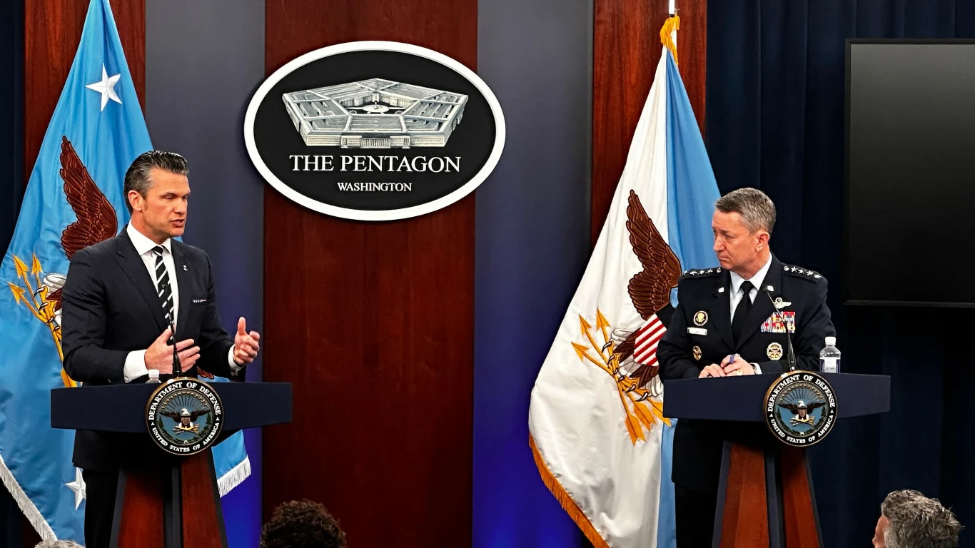 USA. Pentagon przesłuchuje około 50 osób wariografem (zdj. ilustracyjne) Pete Hegseth w garniturze, gen. Dan Caine w mundurze - przy mównicach na tle godła Pentagonu i flag USA.