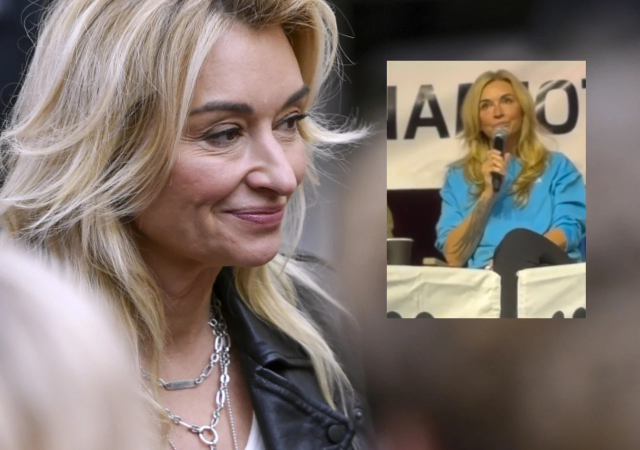 Kobieta o blond włosach w czarnej kurtce i srebrnym łańcuszku, zbliżenie na twarz; w rogu dodatkowo druga scena, na której ta sama kobieta w niebieskiej bluzie trzyma mikrofon podczas wydarzenia publicznego.