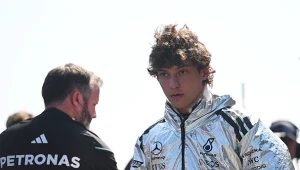 Szalony początek, czerwona flaga po trzech okrążeniach. Pogoń Antonellego