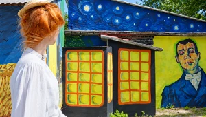 Aleksandra Koper na tle jednego z murali w Brzózkach