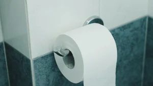 Jak poprawnie wieszać papier toaletowy - do przodu, czy do tyłu?