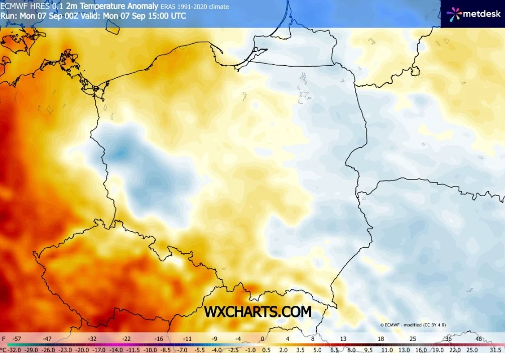 W poniedziałek w wielu miejscach będzie spokojnie i sucho, choć dość chłodno: maksymalnie do około 23 st. C Mapa anomalii temperatury powietrza prezentująca wyraźnie cieplejsze niż zwykle warunki na zachodzie i południu Polski oraz znacznie chłodniejsze na wschodzie i północnym wschodzie kraju, z wyraźną granicą przebiegającą przez centralne regiony.