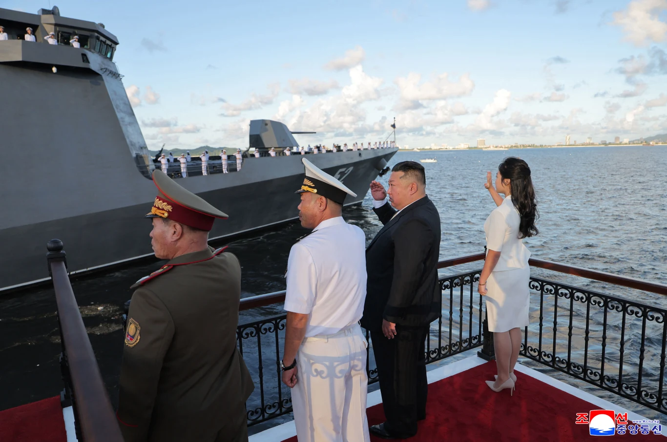 Korea Północna naprawiła i przekazała do floty niszczyciel "Kang Kon". Kim Dzong Un pokazał się u boku córki Dzu Ae Korea Północna naprawiła i przekazała do floty niszczyciel "Kang Kon". Kim Dzong Un pokazał się z córką Dzu Ae
