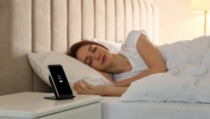 Podłączasz telefon do ładowarki i zasypiasz. W tle dzieją się te 4 rzeczy