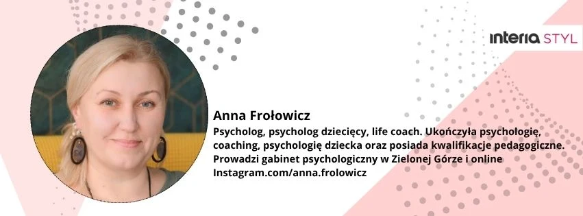 Portret blondynki w kolczykach obok tekstu zawierającego imię i nazwisko oraz informacje o wykształceniu i działalności psychologa, na tle różowych i szarych geometrycznych kształtów ze znakiem firmowym Interia Styl.