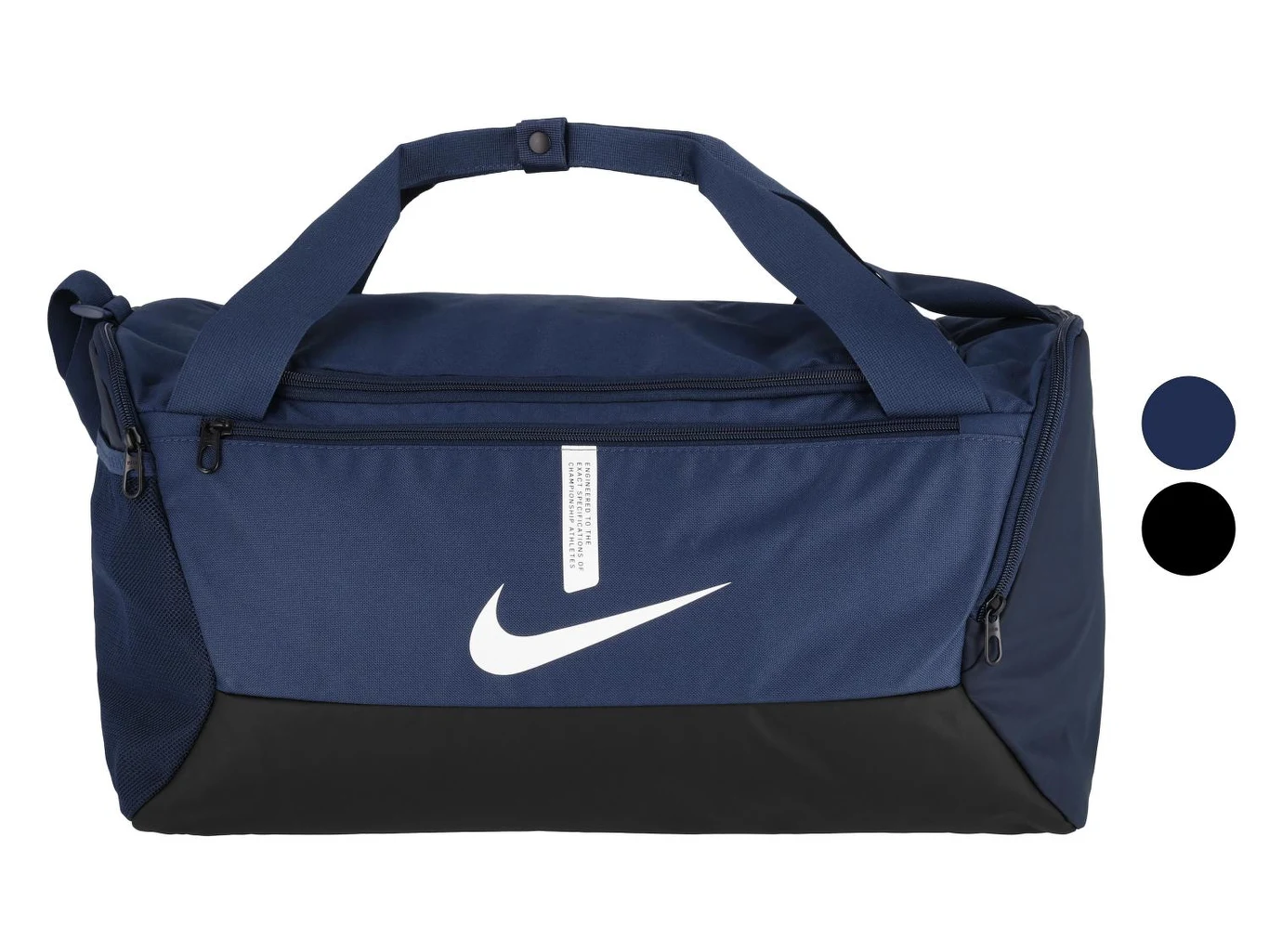 Torba sportowa Nike za 99 zł Granatowa torba sportowa Nike z dużym, białym logo i zamykaną na zamek kieszenią z przodu, wyposażona w dwa uchwyty do noszenia.