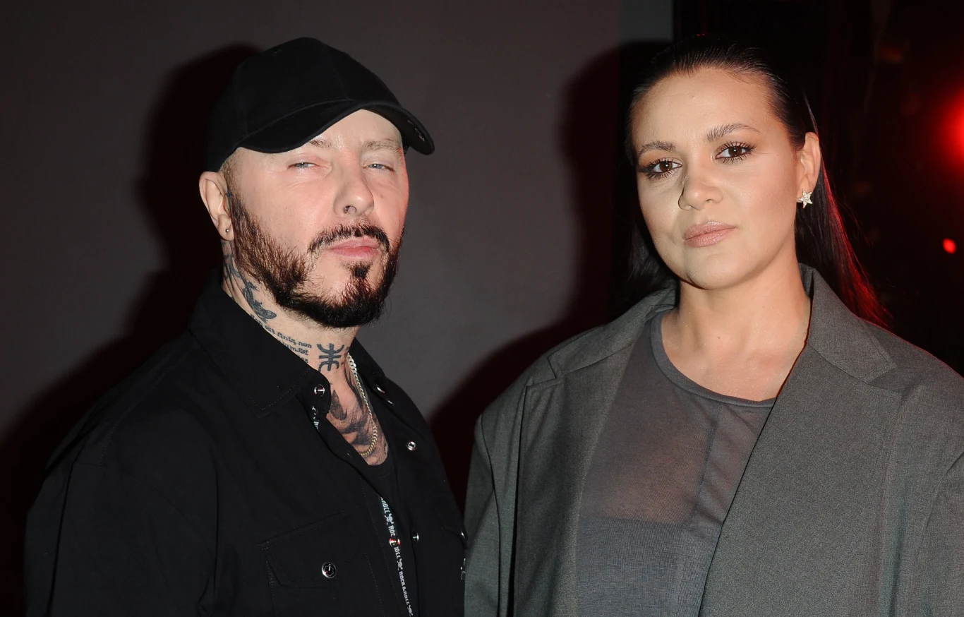 Paweł Rurak-Sokal i Dominika Gawęda Paweł Rurak-Sokal i Dominika Gawęda z zespołu Blue Cafe na neutralnym tle.