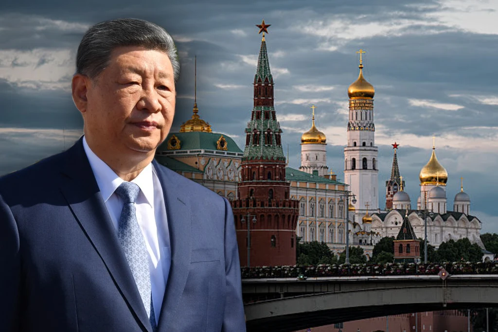 Przywódca Chin Xi Jinping na tle kompleksu Kremla. Zdj. ilustracyjne Przywódca Chin Xi Jinping w garniturze na tle wież Kremla z kolorowymi kopułami i złotymi dachami