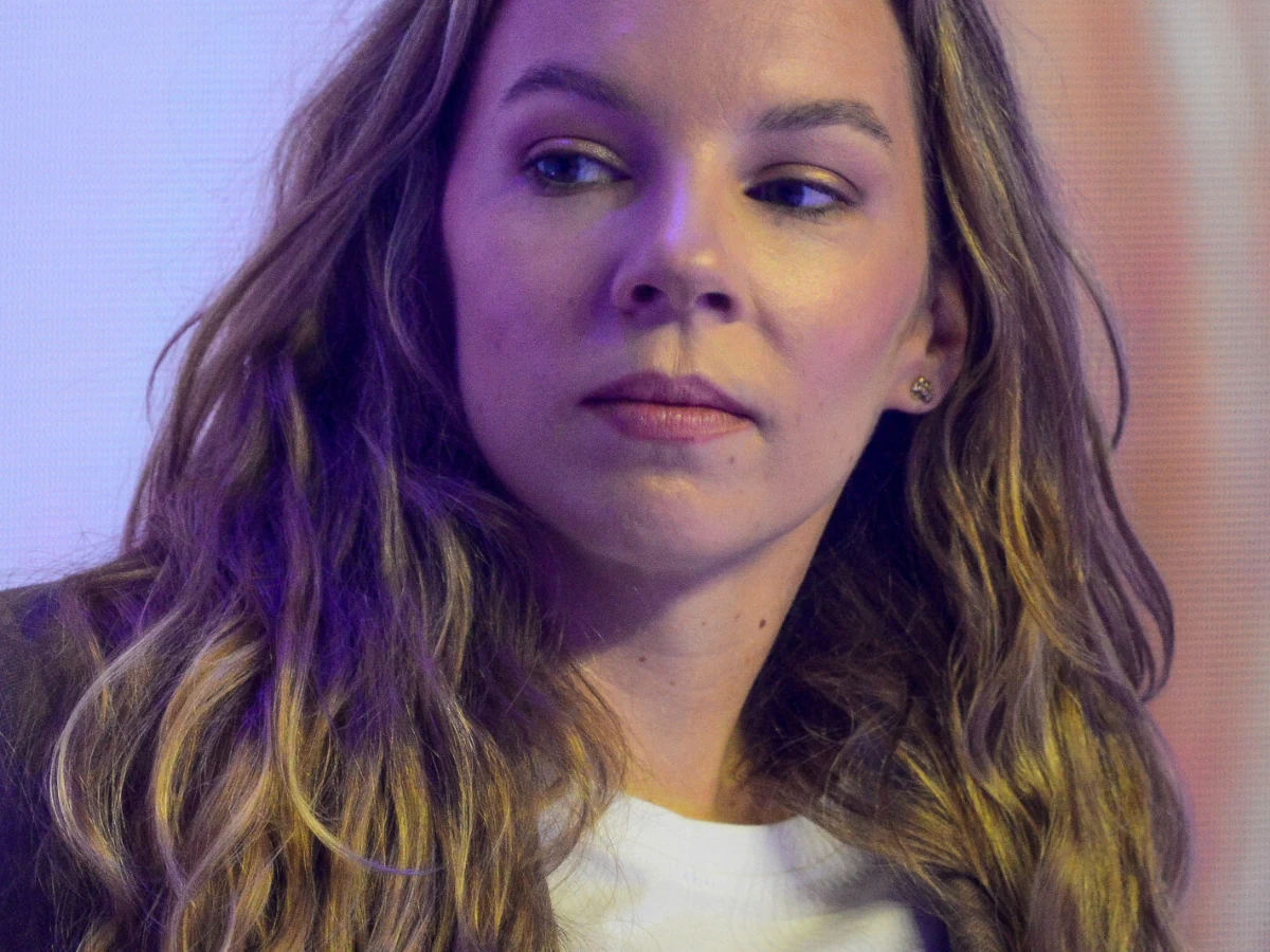 Hanna Turnau Hanna Turnau z długimi blond włosami w białej bluzce i marynarce, aktorka znana z M jak miłość.