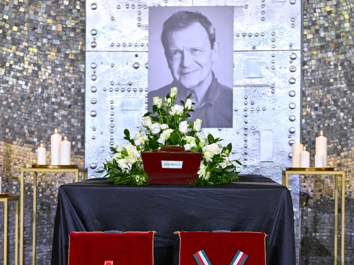 Pogrzeb Jana Frycza na warszawskich Powązkach Wojskowych Urna z prochami Jana Frycza, kwiaty oraz odznaczenia wystawione podczas ceremonii pogrzebowej na warszawskich Powązkach.