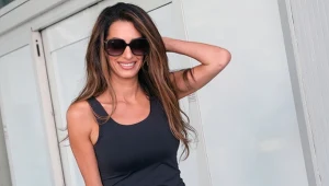 Amal Clooney żegna Wenecję w wężowym princie. Ten trend wraca