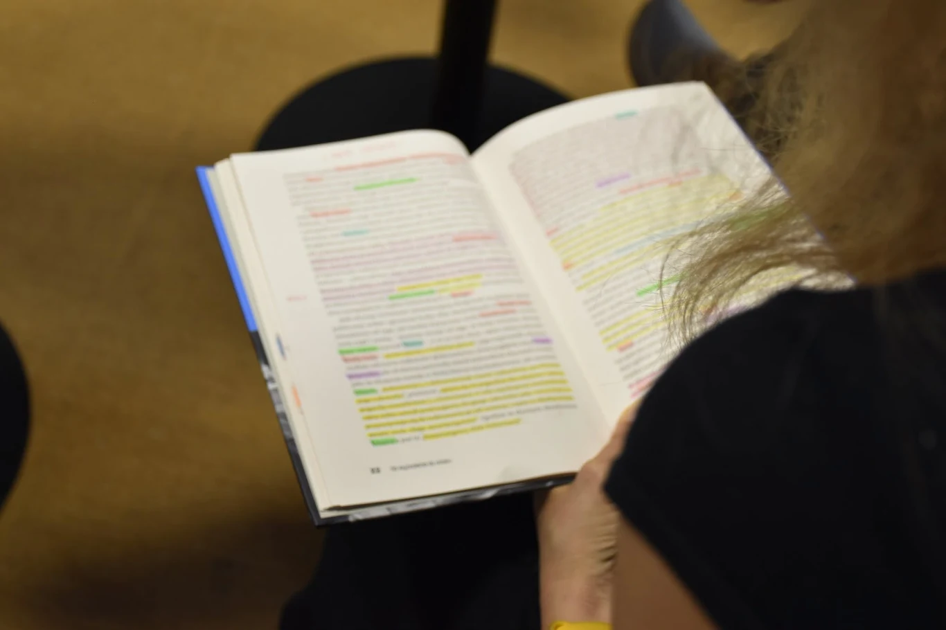 Czytanie podczas jednego z wydarzeń organizowanych przez Bibliotekę Pedagogiczną w Tarnowie Osoba czyta książkę z wieloma kolorowymi podkreśleniami podczas wydarzenia w Bibliotece Pedagogicznej w Tarnowie.