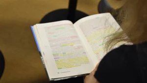 Czytanie podczas jednego z wydarzeń organizowanych przez Bibliotekę Pedagogiczną w Tarnowie