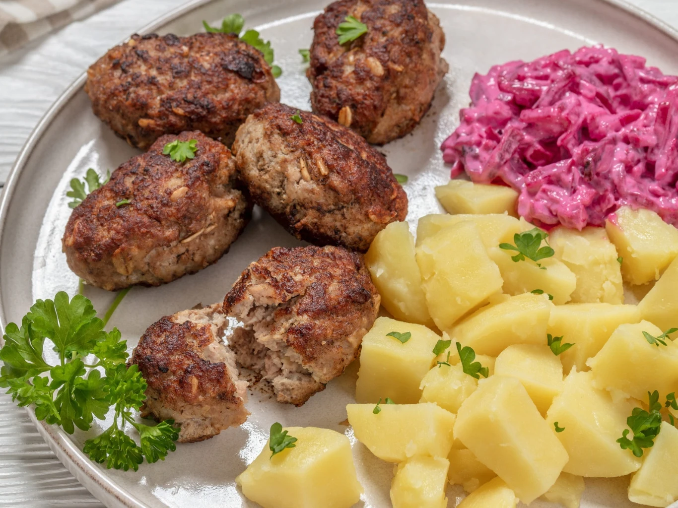 Jabłko dodane do masy mięsnej sprawia, że kotlety stają się miękkie i soczyste. Jabłko dodane do masy mięsnej sprawia, że kotlety stają się miękkie i soczyste.