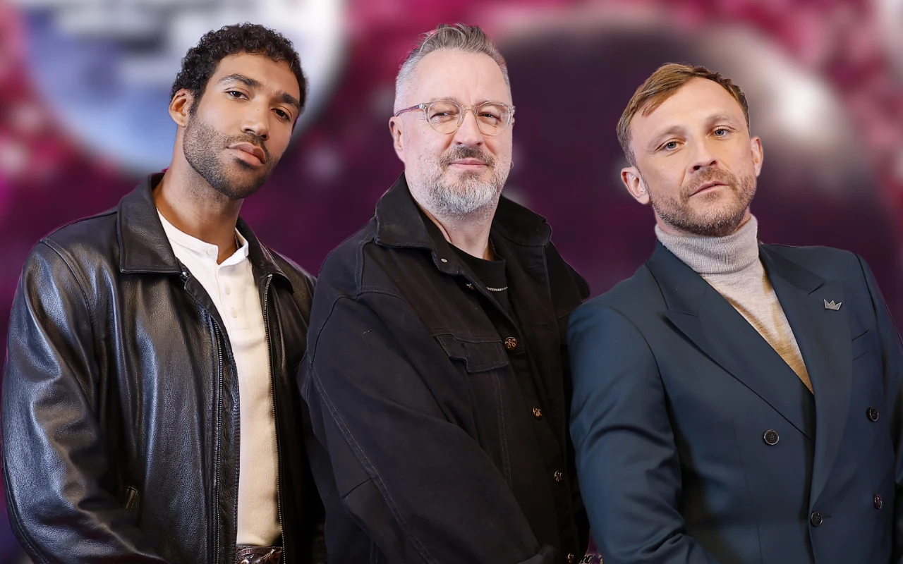 Eleganccy Gamou Fall, Piotr Kędzierski i Kamil Nożyński. Na widowni 1. odc. 19. edycji spotkało się kilka gwiazd, które tańczyły w poprzednim sezonie Trzech mężczyzn stojących obok siebie, każdy ubrany elegancko i w wyrazistym stylu, na tle rozmytego, kolorowego obrazu.