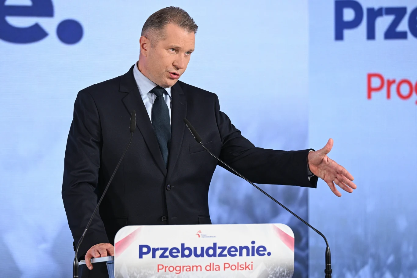 Przemysław Czarnek: Benzyna miała być po 5,19 zł, a za chwilkę będzie po 9,15 zł Przemysław Czarnek przemawia przy mównicy z napisem „Przebudzenie. Program dla Polski”, gestykuluje prawą ręką