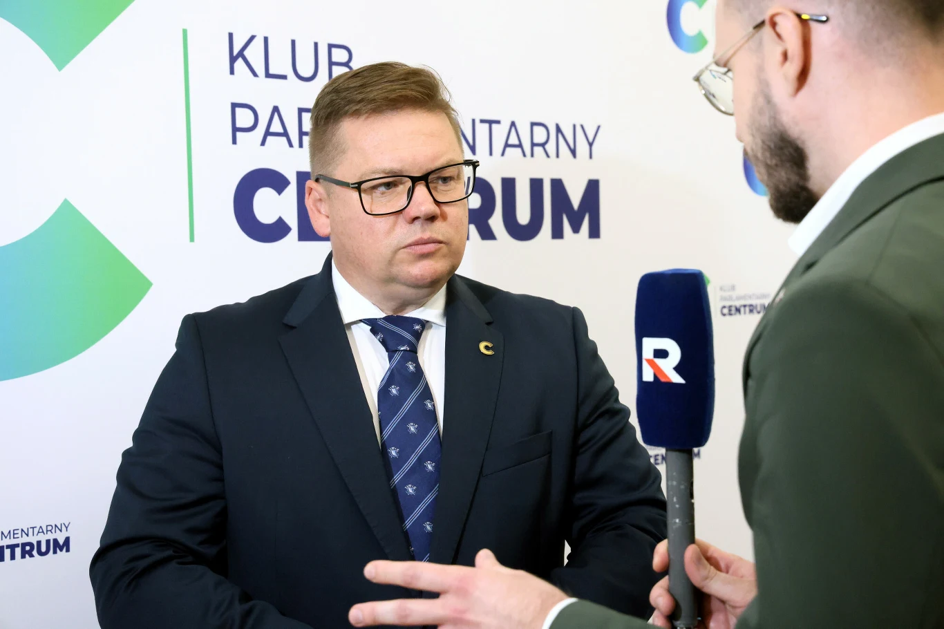 Nowym wiceministrem klimatu został Sławomir Ćwik. Zastąpi Mikołaja Dorożałę Sławomir Ćwik w garniturze i okularach udziela wywiadu na tle napisu 'KLUB PARLAMENTARNY CENTRUM'.