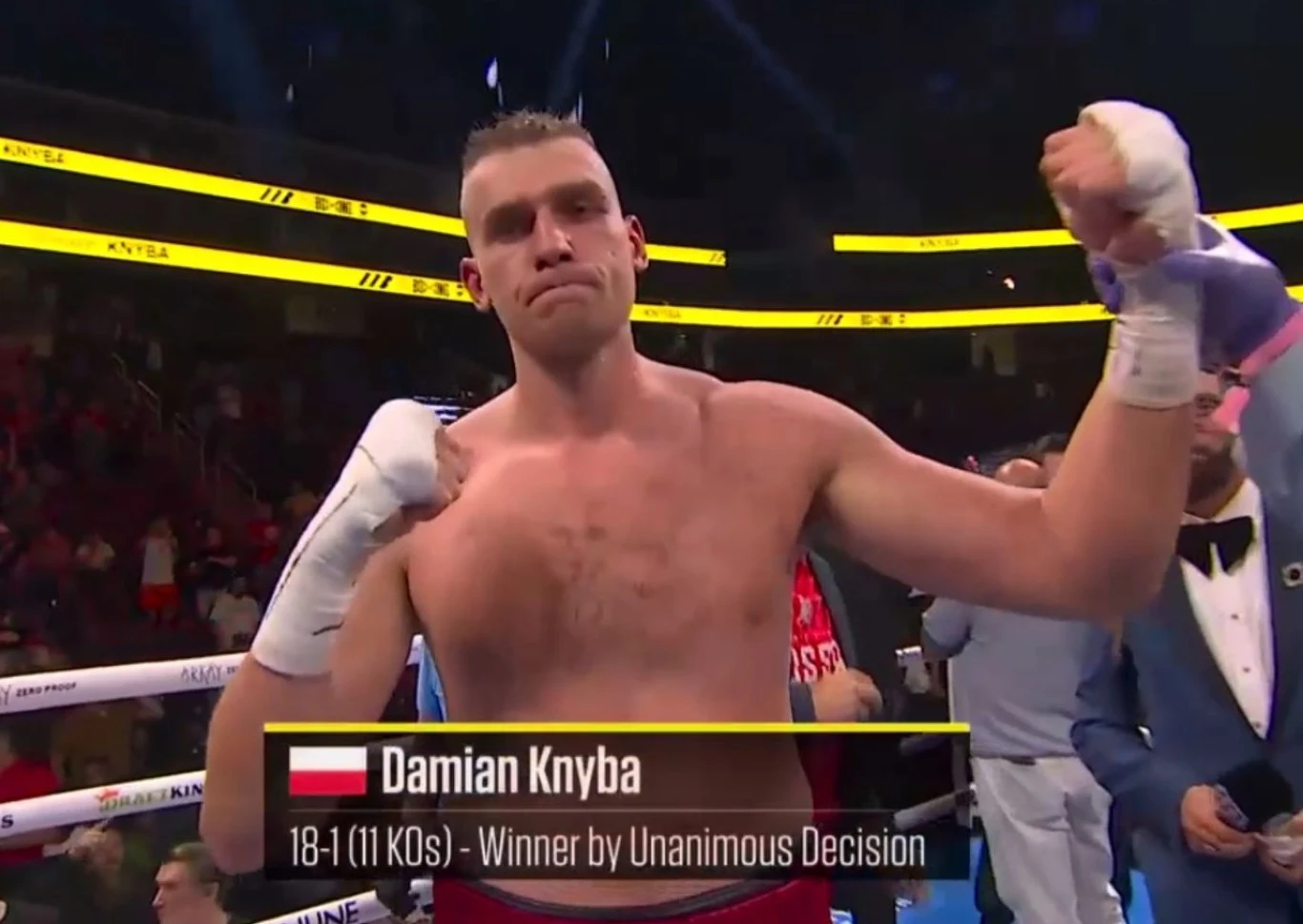 Damian Knyba z uniesioną ręką w geście zwycięstwa article cover