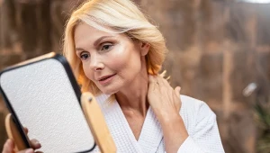 Nie tylko kiepskie kremy. Te codzienne błędy postarzają skórę po 40.