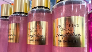 Kultowe zapachy Victoria's Secret 43% taniej. Rossmann obniżył cenę do 56,99 zł