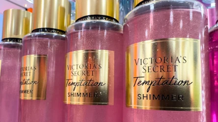 Kultowe zapachy Victoria's Secret 43% taniej. Rossmann obniżył cenę do 56,99 zł