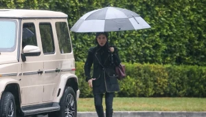 Kris Jenner wybrała idealną stylizację na jesień. Modny płaszcz i oficerki