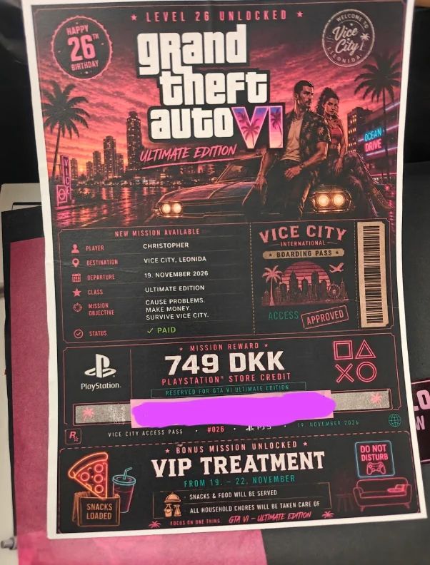 Plakat promocyjny gry Grand Theft Auto VI Ultimate Edition z widocznymi postaciami głównych bohaterów na tle różowego miasta nocą, samochodem sportowym, palmami, neonami oraz szczegółami dotyczącymi nagród i bonusów za zamówienie gry, takimi jak kredyt...