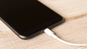 W nocy pożerają baterię telefonu. Jak temu zapobiec?