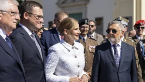 Nawrocka w czerni i bieli. Klasyczna stylizacja ma jeden mankament