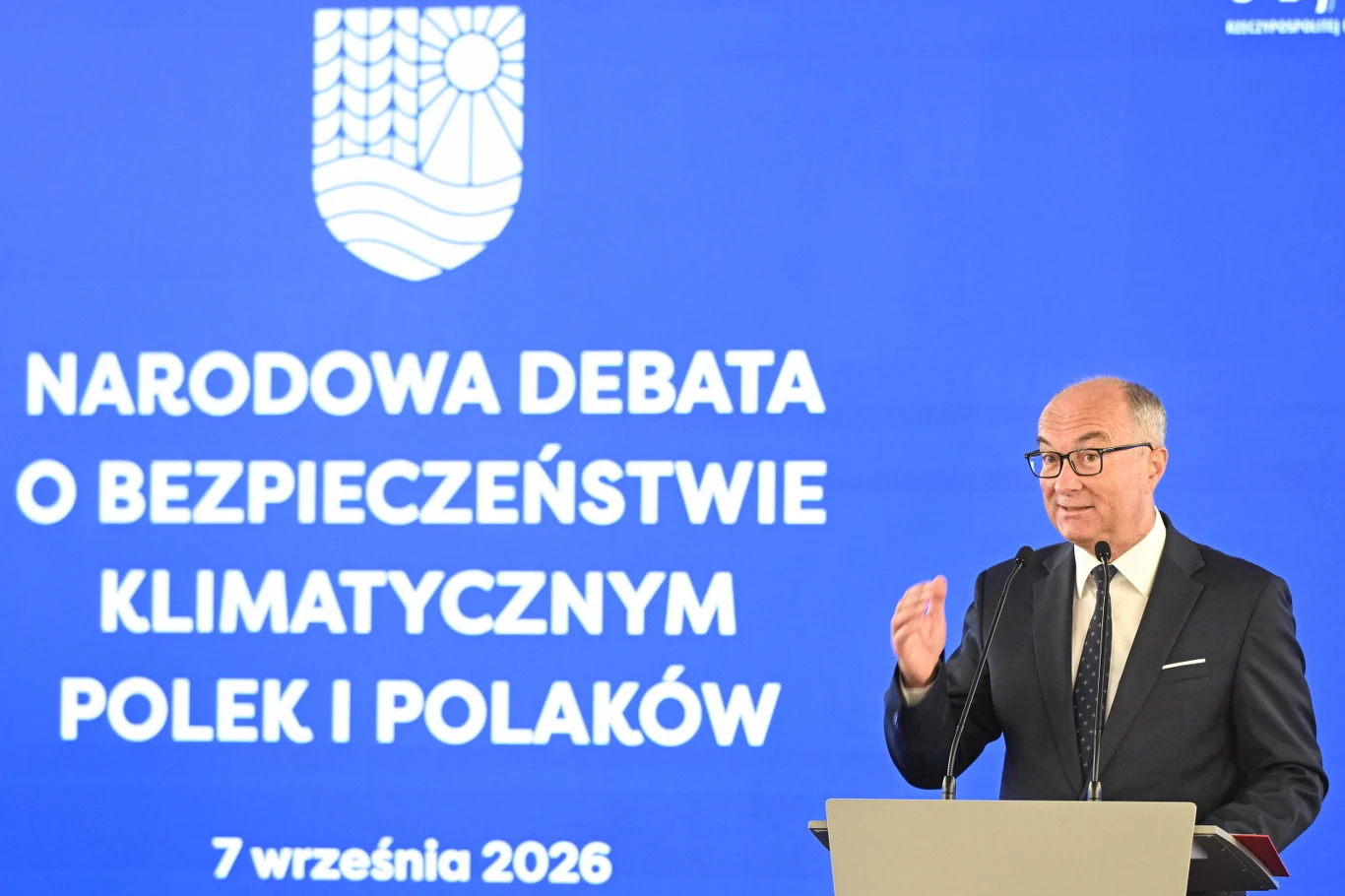 Jak wynika z wniosków Narodowej Debaty o Bezpieczeństwie Klimatycznym, w 2050 r. skutki zmiany klimatu mogą kosztować Polskę ok. 84 mld zł rocznie. Na zdjęciu marszałek Sejmu Włodzimierz Czarzasty Marszałek Sejmu Włodzimierz Czarzasty przemawia przy mównicy na tle planszy Narodowej Debaty o Bezpieczeństwie Klimatycznym, 7 września 2026