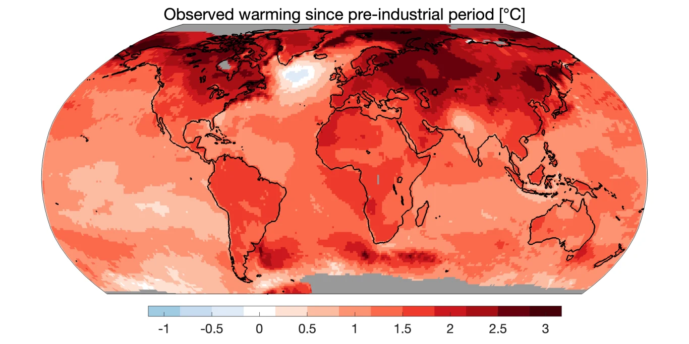 Mapa świata w układzie spłaszczonym z zaznaczonymi gradientami kolorów ilustrującymi wzrost temperatury od okresu przedindustrialnego, wskazująca największe ocieplenie w regionach Arktyki oraz wysokie wartości na większości lądów półkuli północnej.