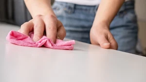 Soda i sok z pomarańczy. Czy ten domowy środek czyści zabrudzenia? 