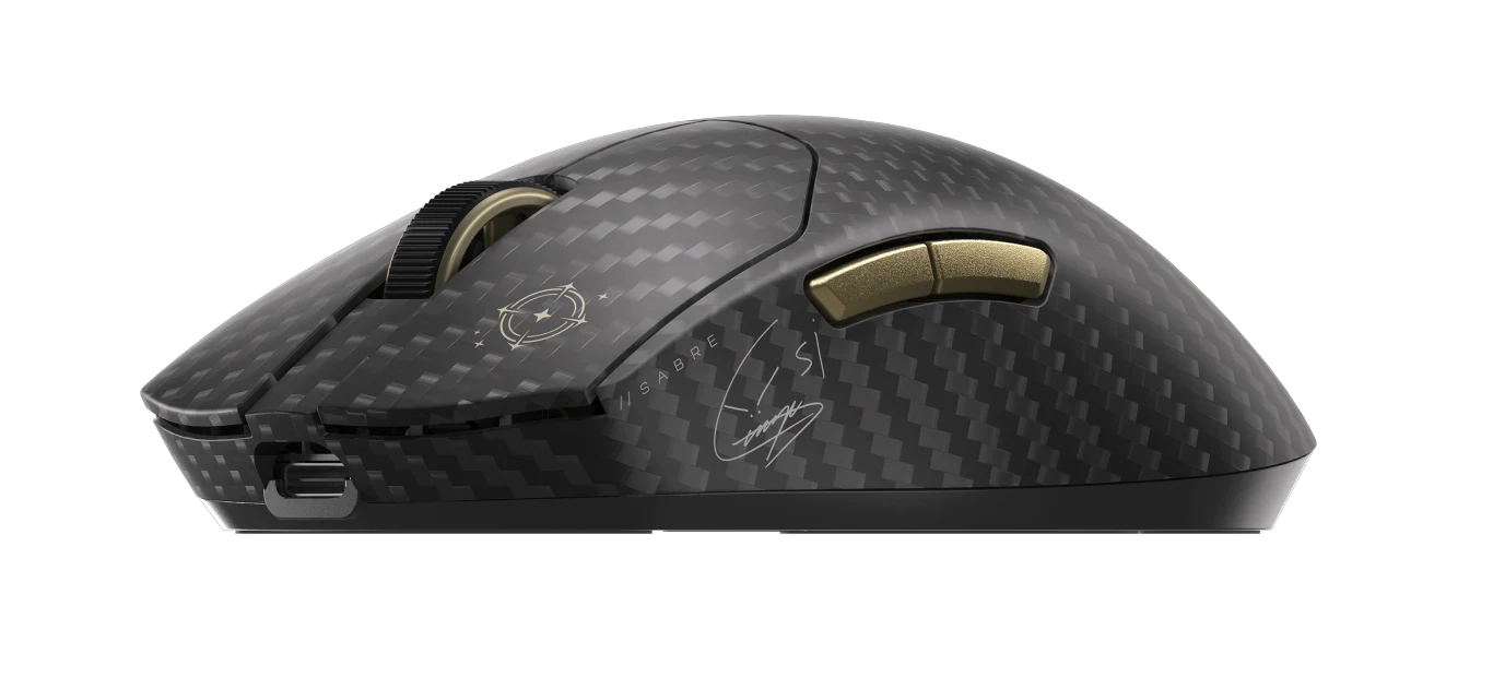 SABRE v2 PRO CF GUMAYUSI Edition Czarna komputerowa myszka o strukturze z włókna węglowego, wyposażona w dwa boczne złote przyciski oraz wygodną rolkę przewijania.