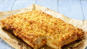 Sernik z mirabelkami jest delikatny i lekko kwaskowy.
