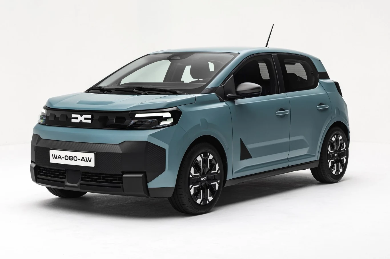 Nowoczesny, kompaktowy hatchback w matowym, niebieskim kolorze z czarnymi akcentami na zderzakach i felgach, charakterystycznym logo na masce oraz ostrymi liniami nadwozia.