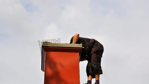 Wrzuć garść do pieca, by łatwo oczyścić komin. Sadza odpadnie płatami