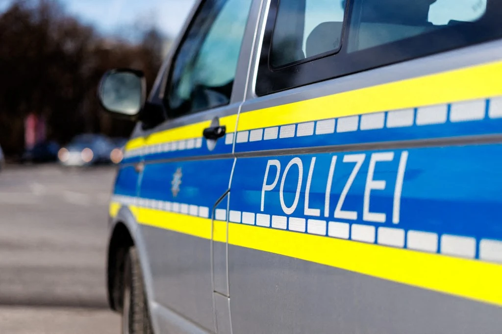 Radiowóz niemieckiej policji (Zdj. ilustracyjne) Radiowóz niemieckiej policji z boku, widoczny napis 'Polizei' i niebiesko-żółte pasy.