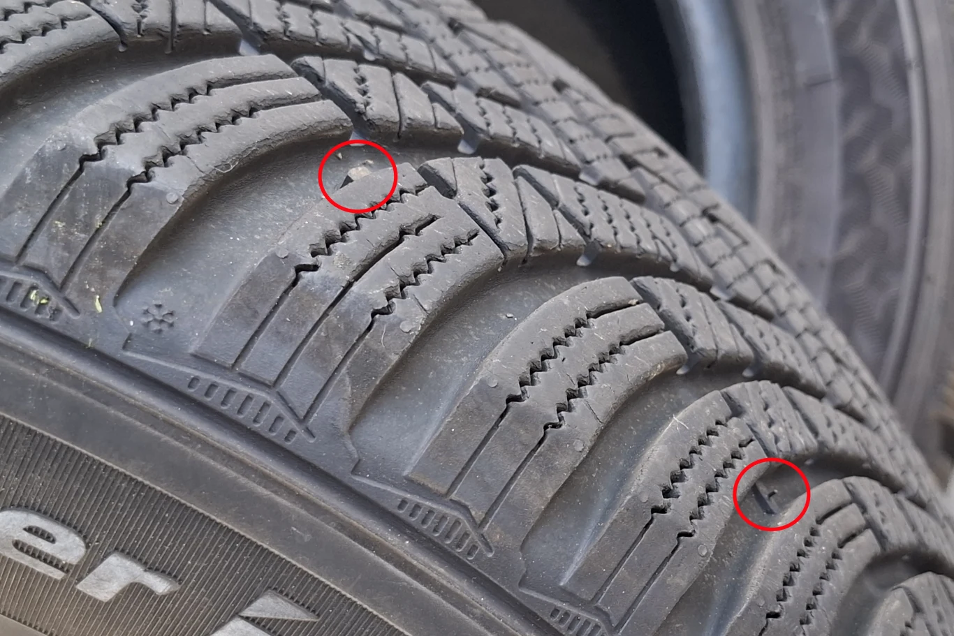 Niektórzy producenci stosują dwa rodzaje wskaźników TWI - jeden o wysokości ok. 1,6 mm i drugi o wysokości ok. 4 mm Bieżnik opony samochodowej z wyraźnie zaznaczonymi wskaźnikami zużycia w rowkach, świadczącymi o stopniu eksploatacji ogumienia.