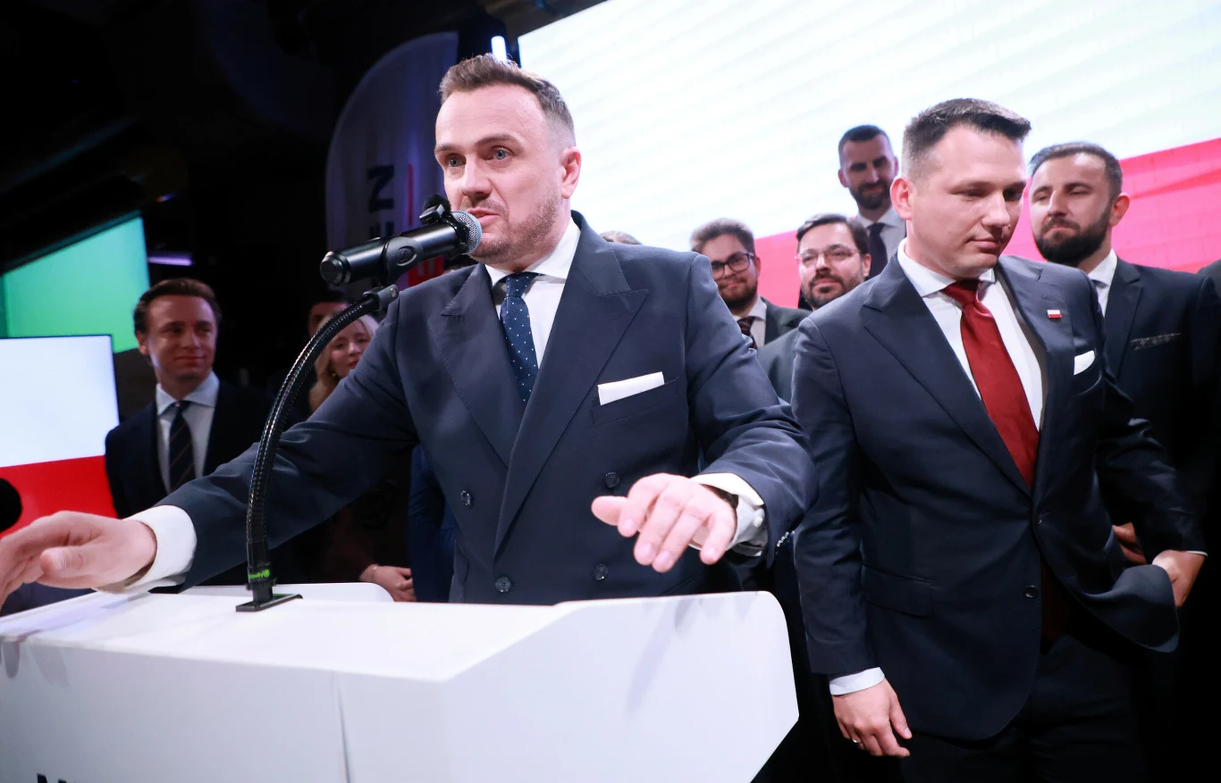 Bartosz Bocheńczak i Sławomir Mentzen Bartosz Bocheńczak przemawia przy mównicy z mikrofonem, obok Sławomir Mentzen, tle ekran biało-czerwony.