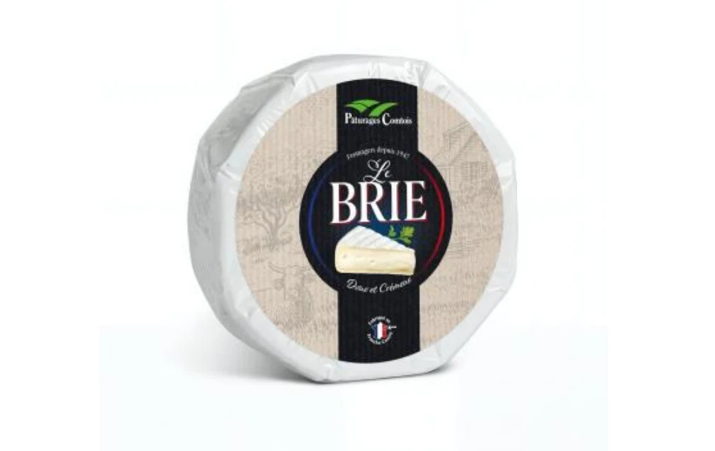 Okrągły ser Brie w białym opakowaniu, z wyraźną czarną etykietą zawierającą nazwę produktu i grafikę kawałka sera.