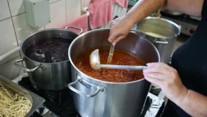 Od września w szkolnych stołówkach ma rządzić dieta planetarna - bogata w warzywa, ale także mięso, ryby i nabiał. To nie podoba się części rodziców i polityków