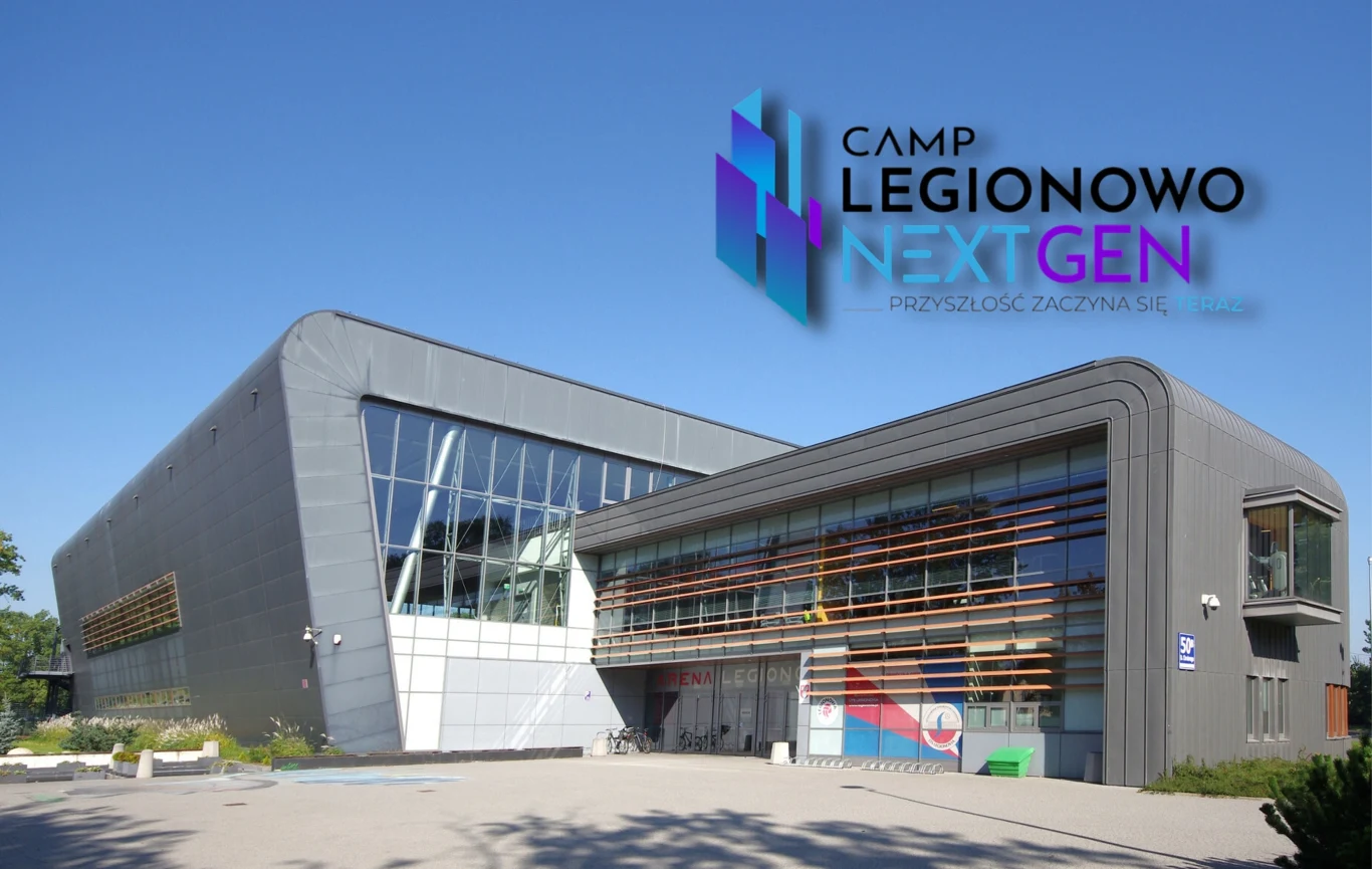 Arena Legionowo, gdzie odbędzie się NEXTGEN Nowoczesny, oszklony budynek o futurystycznej fasadzie, po lewej stronie dynamiczne logo promujące Camp Legionowo Next Gen.