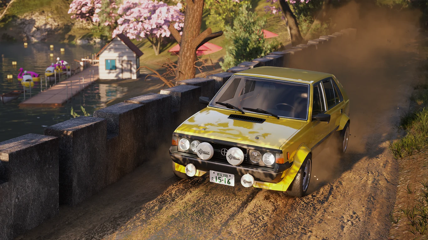 Japanese Drift Master z kultowym Polonezem FSO Polonez w grze Japanese Drift Master na żółto, na kamiennej drodze przy rzece, obok drzew i domku na wodzie